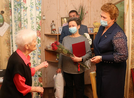 Ольга Окунева поздравила Почетного гражданина Смоленской области с 96-летием